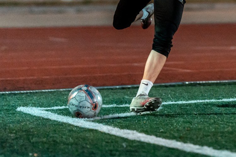нога бьет по мячу