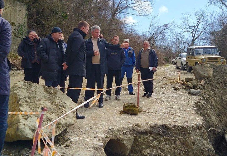 люди стоят около обрыва