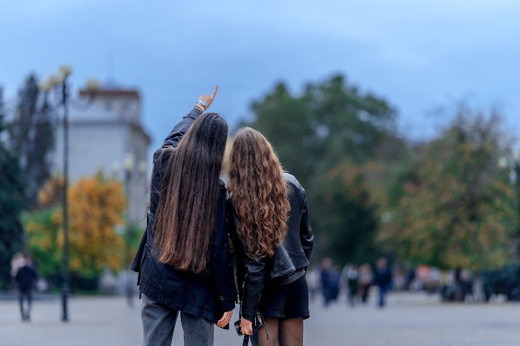 Девушки смотрят на небо