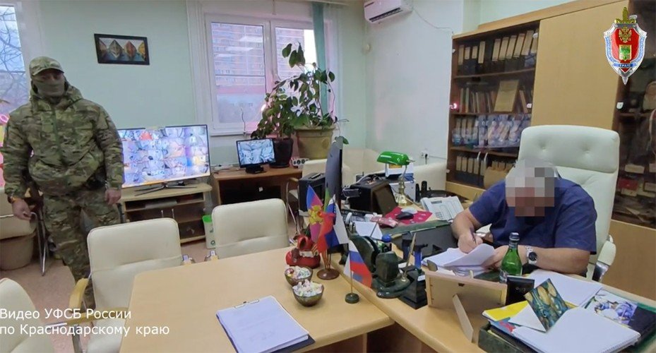 мужчины стоят в кабинете