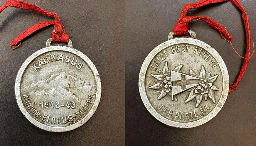 медаль лежит на столе