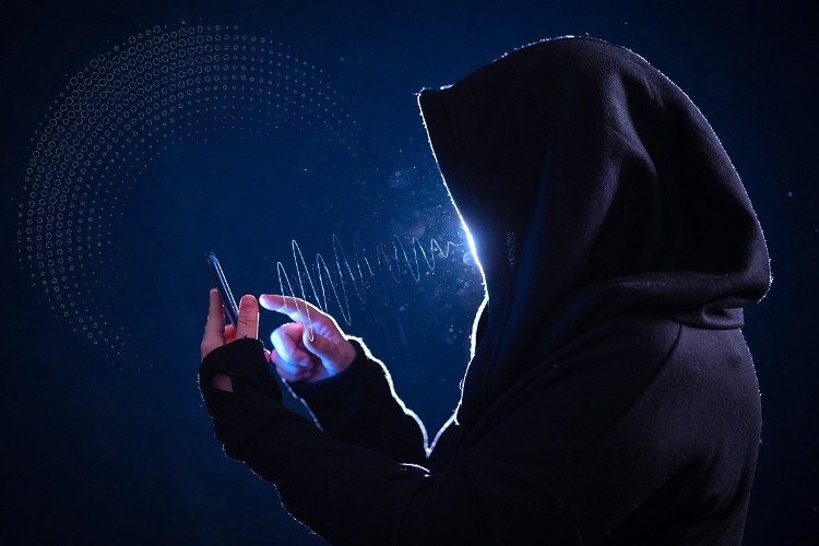 парень держит в руках телефон