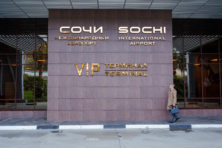 мужчина стоит у входа в аэропорт Сочи