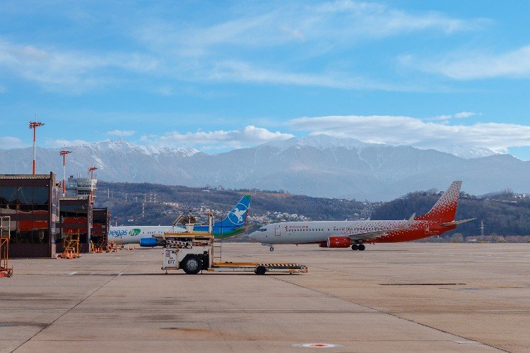 самолеты стоят на рулежке