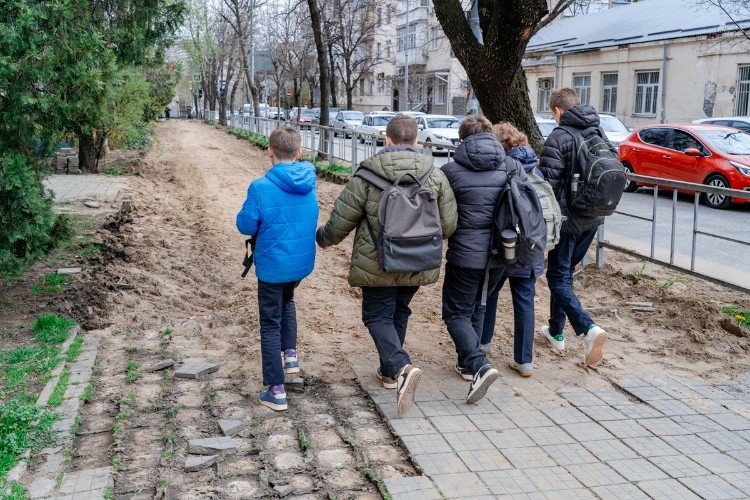 мальчишки идут по улице