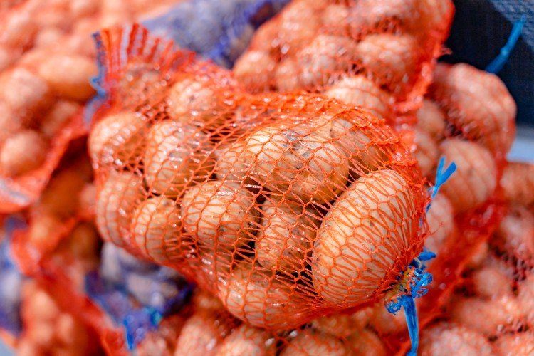 картошка лежит в мешках