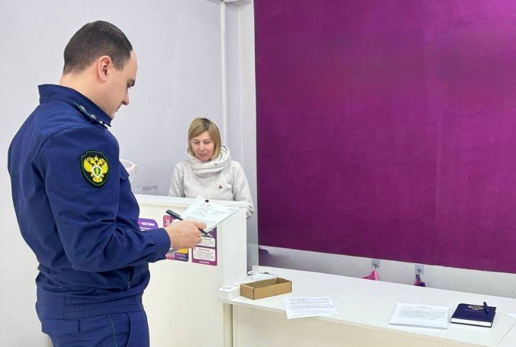 мужчина в форме стоит в ПВЗ
