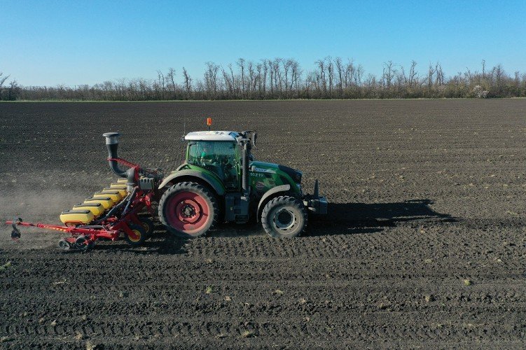 Простой кубанский трактор