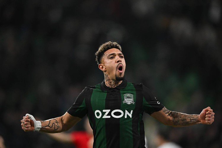 Дуглас Аугусто празднует гол