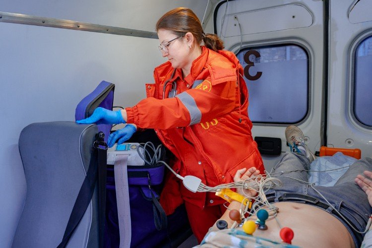 Врач спасает мужчину в скорой