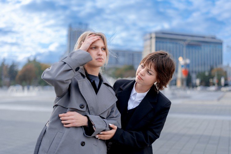 девушки стоят на улице