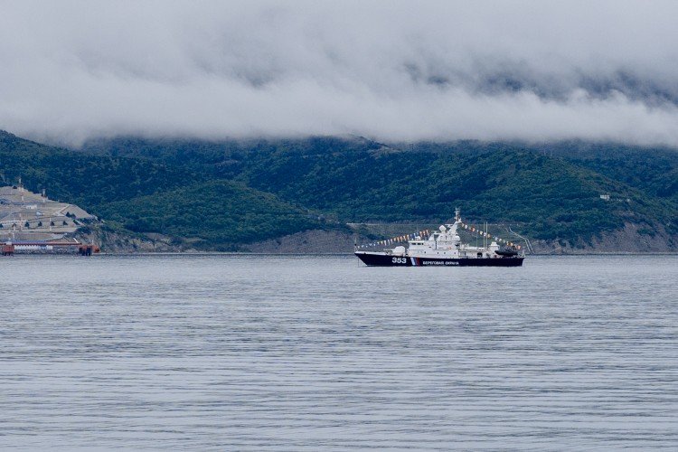 катер стоит в море