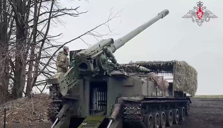 военная техника стоит  в поле