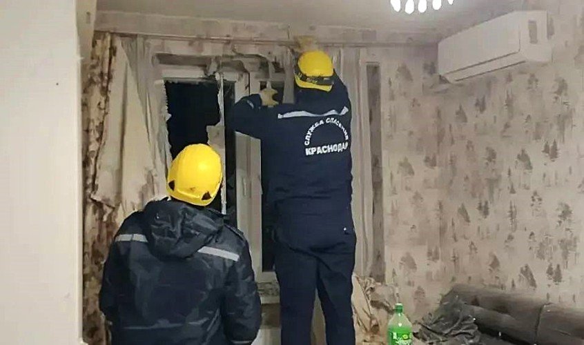 спасатели заклеивают окна