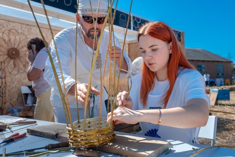 девушка на мастер-классе по плетению