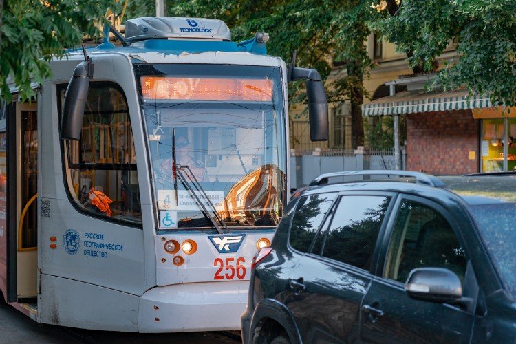 трамвай стоит около авто