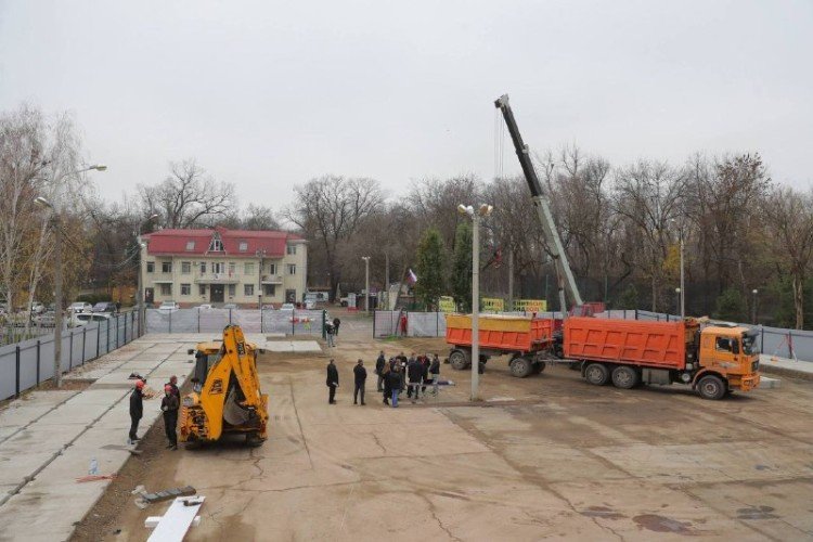 техника стоит на площадке