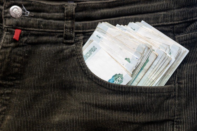деньги лежат в кармане