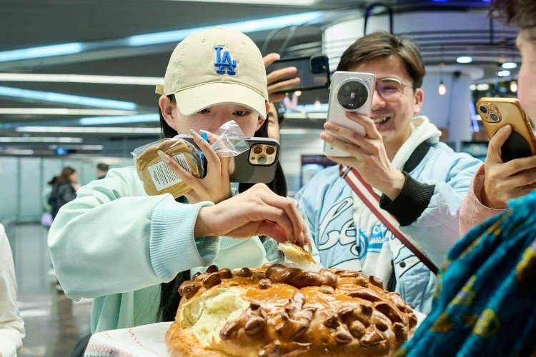 китайцы пробуют каравай