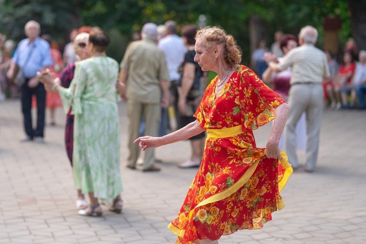 Женщина танцует в Краснодаре