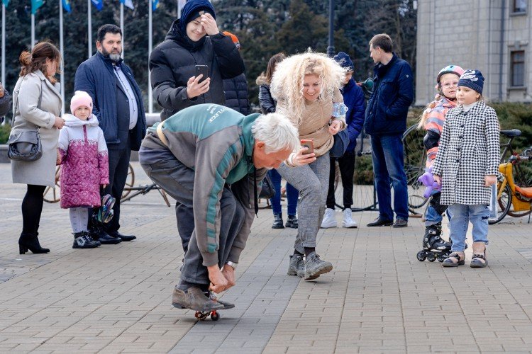 Пенсионер едет на велосипеде