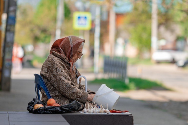 Женщина продаёт фрукты и овощи на улице