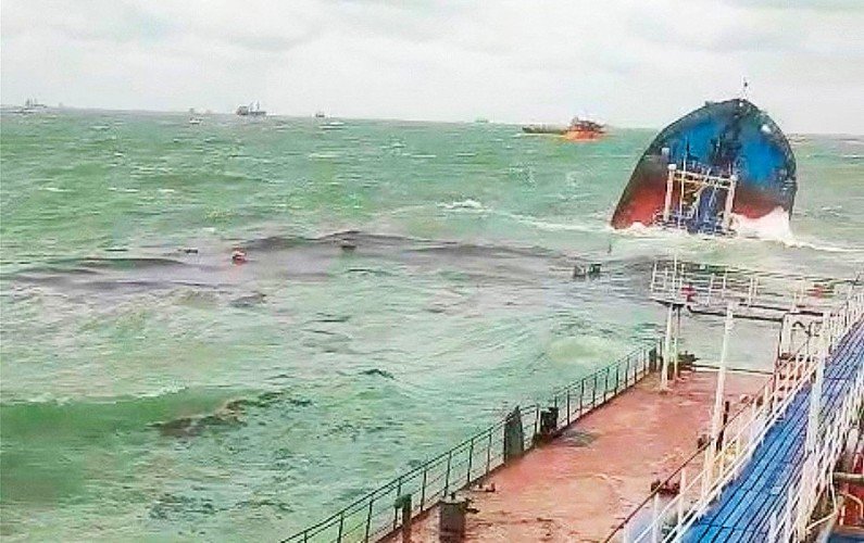 танкер тонет в море