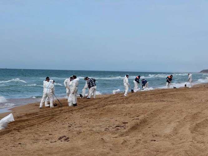 Уборка загрязненного песа на пляже