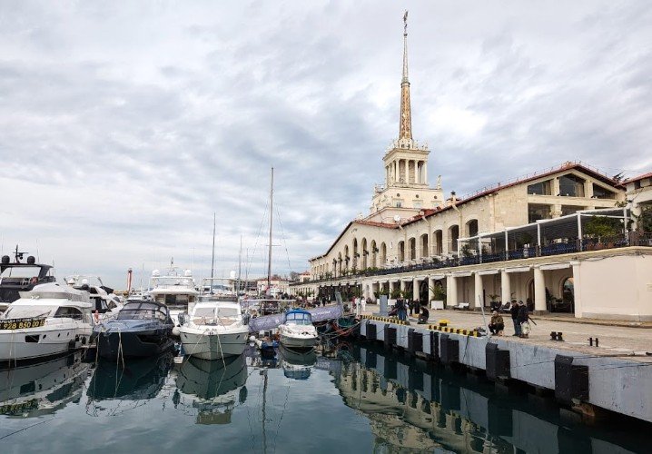 люди сидят на пирсе морпорта