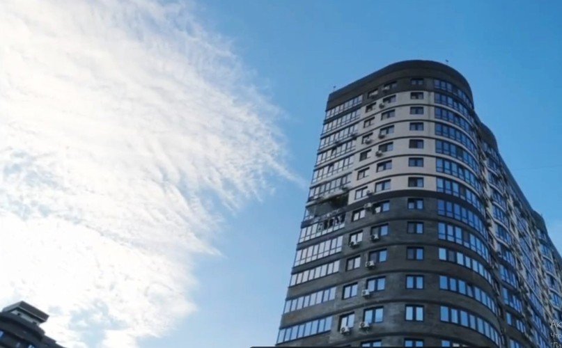 дом с разбитыми окнами