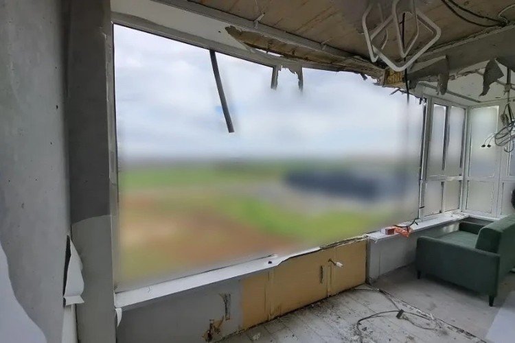 разрушенный балкон без стекол