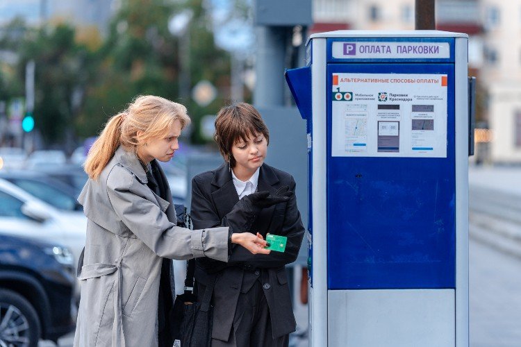 девушки стоят около паркинга