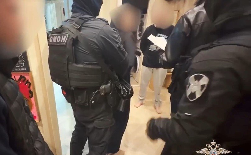 силовики стоят в квартире