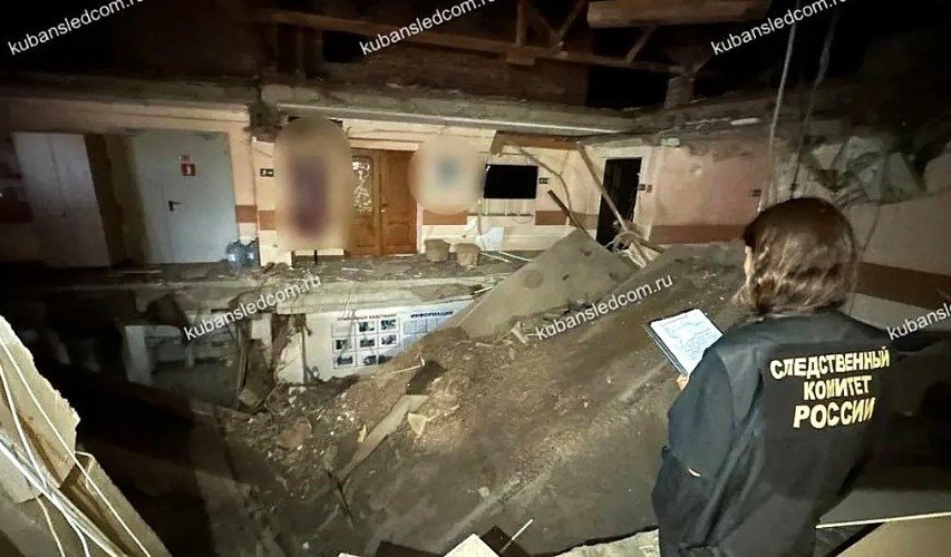 следователь стоит около здания