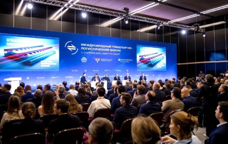 люди сидят в зале