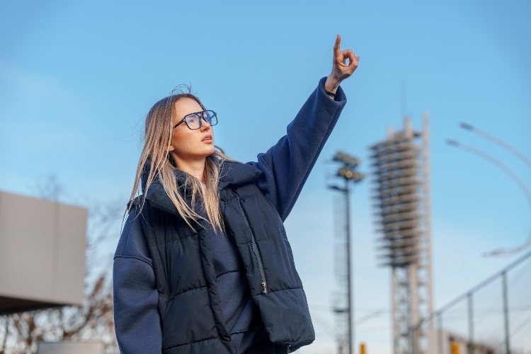 девушка смотрит в небо