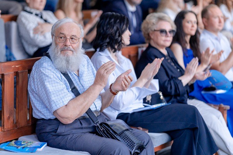 Атаман Владимир Громов аплодирует в театре Драмы