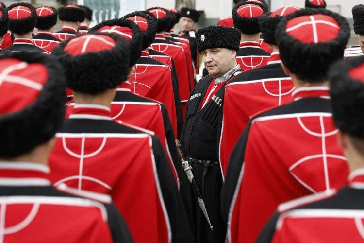 Бывший атаман Александр Власов осматривает казаков