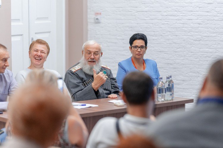 Громов что-то рассказывает на конференции