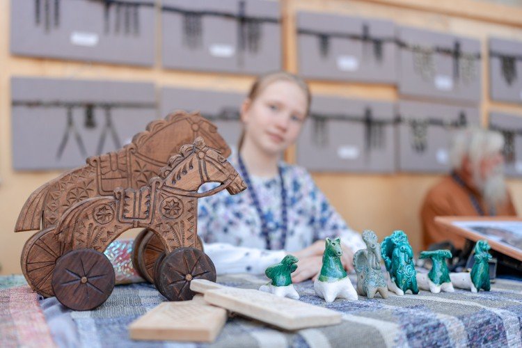 поделки стоят на столе