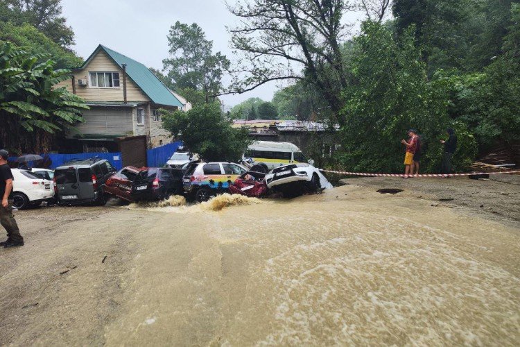 машины снес поток воды