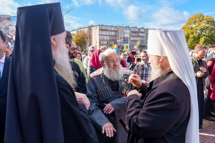 Атаман Владимир Громов беседует с владыкой Василием