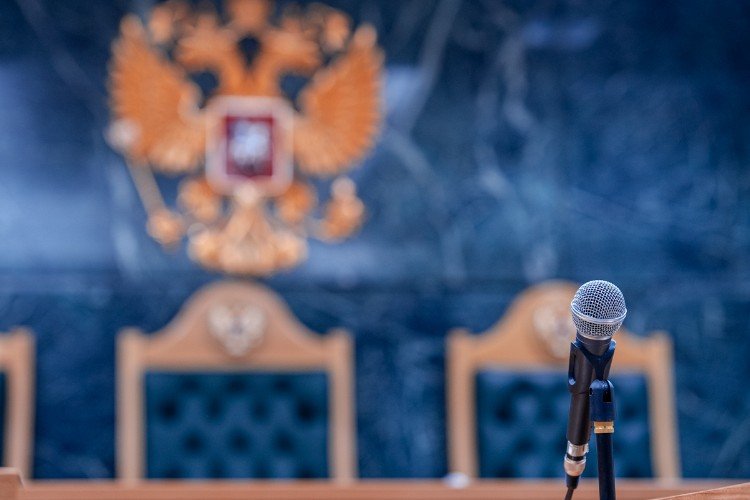 Взятки, мошенничество и избиение полицейского вменяют приставу из Горячего Ключа