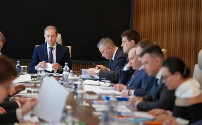 Мантуров сидит за столом