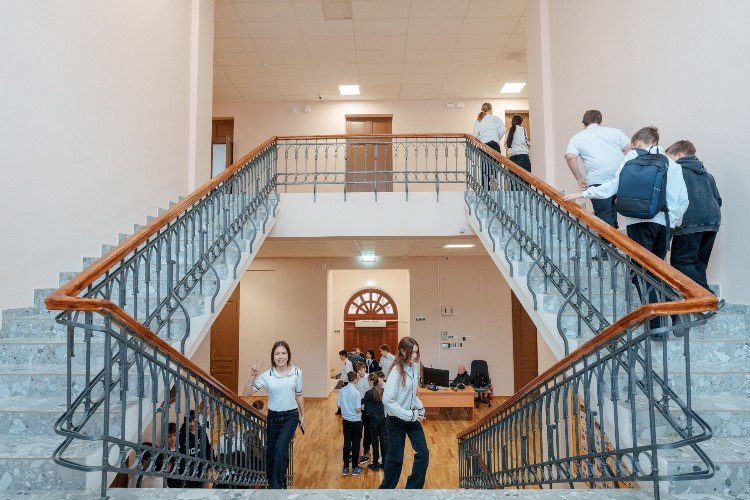 школьники идут по лестнице