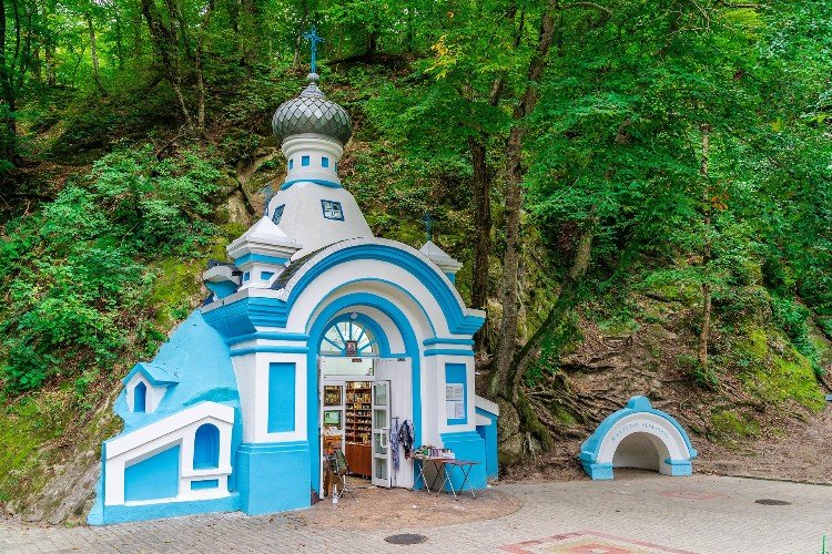 часовня стоит у скалы