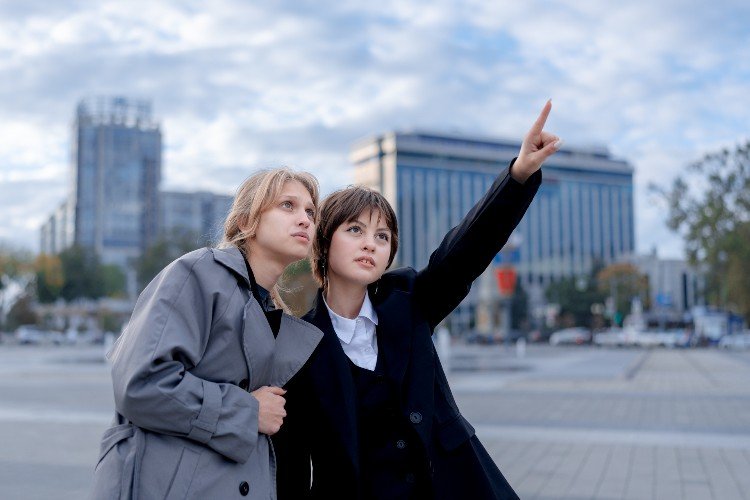 девушки стоят на улице