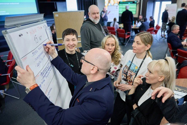 люди сидят в зале