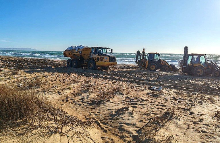 спецтехника работает на пляже