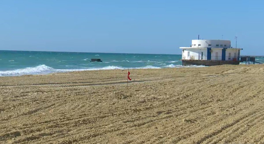 красный флаг стоит на пляже